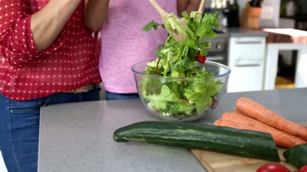 Mutter und Tochter kochen einen Salat — Stockvideo