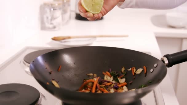 紧靠女人做饭 — 图库视频影像