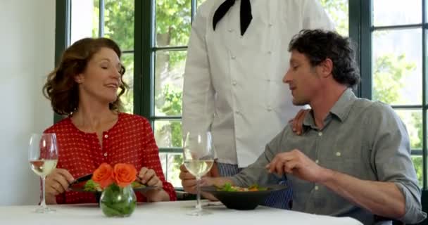 Chef parler avec couple mignon — Video