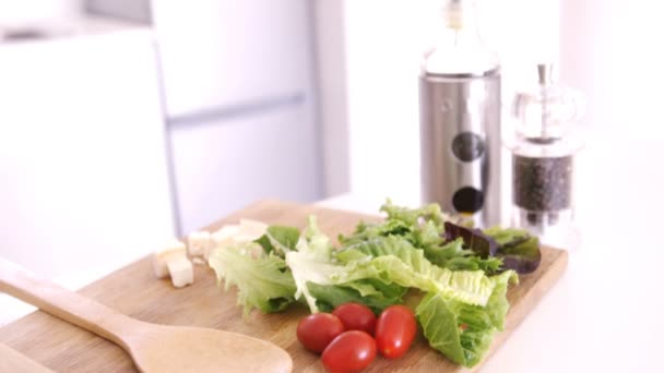 Chiuda su una preparazione d'insalata — Video Stock