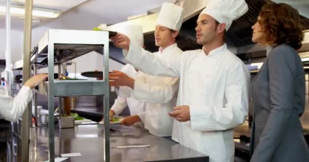 Mujer supervisando a los chefs — Vídeos de Stock