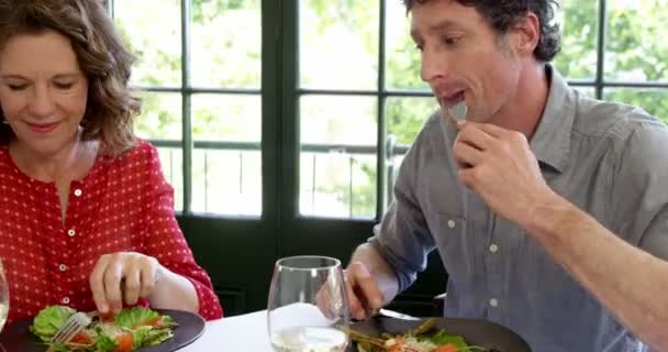 Pasangan bersulang gelas anggur di sebuah restoran — Stok Video