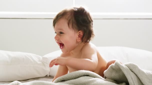 Bebé niño está caminando en una cama — Vídeo de stock