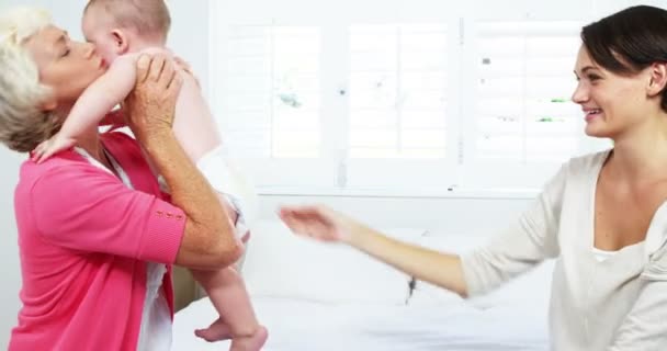 Mutter übergibt das Baby seiner Großmutter — Stockvideo