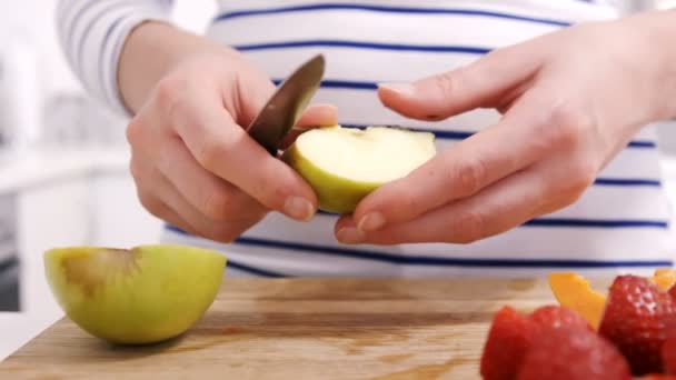 Femme sculptant quelques fruits — Video