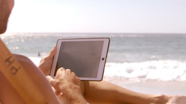 Man speelt met zijn multimedia-object — Stockvideo