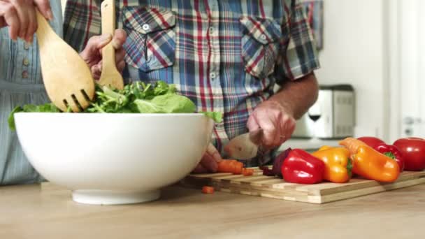 Persiapan salad hijau dalam mangkuk salad. — Stok Video