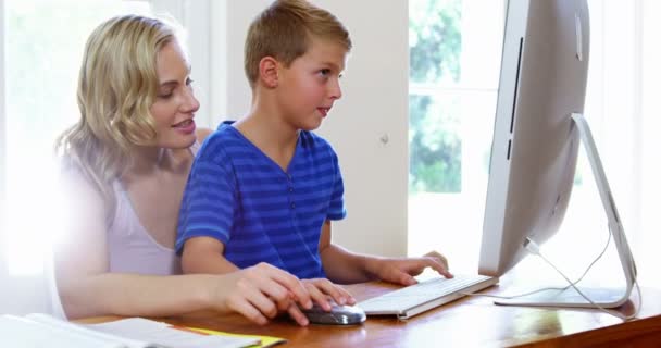 Familie nutzt gemeinsam Computer — Stockvideo