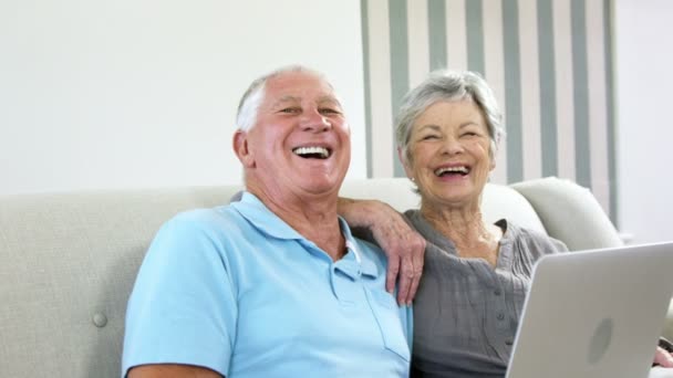 Äldre par med en dator — Stockvideo