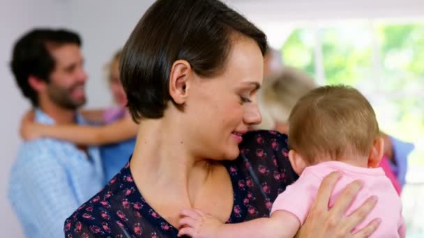 Família feliz de pé juntos — Vídeo de Stock