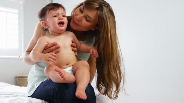 Mamma försöker lugna ner sin baby — Stockvideo