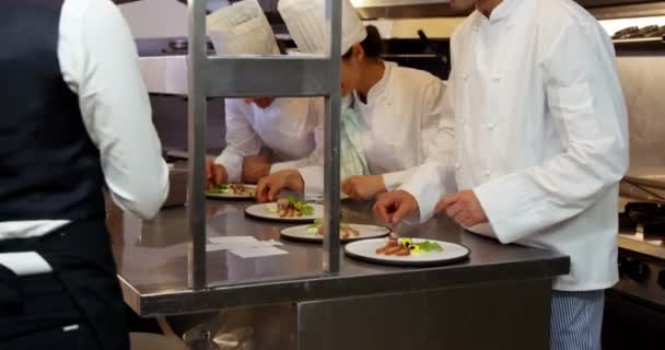 Chef-koks bereiden platen — Stockvideo