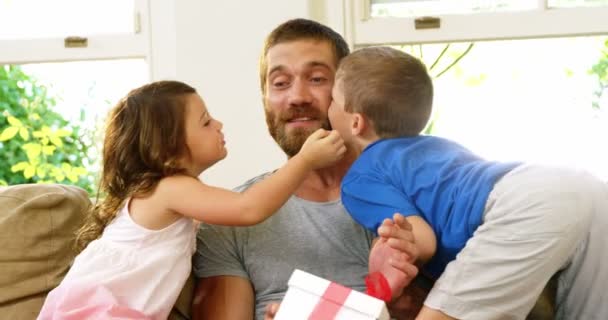 Bambini che danno un bacio al padre — Video Stock