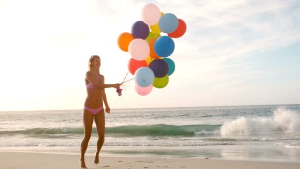 Femme joue avec les ballons — Video