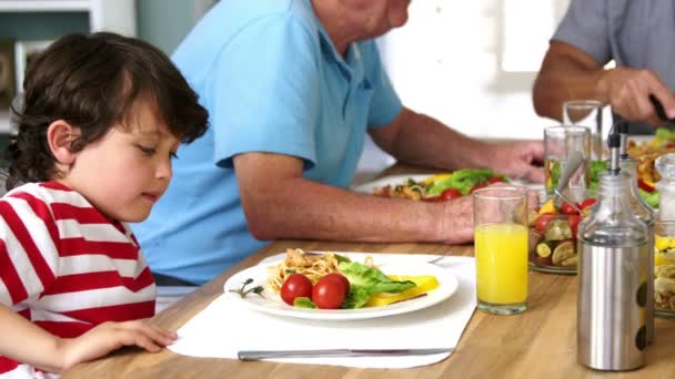 かわいい家族が一緒に食事 — ストック動画