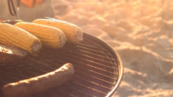 Se está cocinando comida. — Vídeo de stock