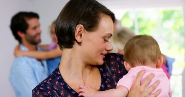 Porträtt av mor leende med sin baby — Stockvideo