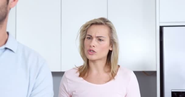 Casal discutindo na cozinha — Vídeo de Stock