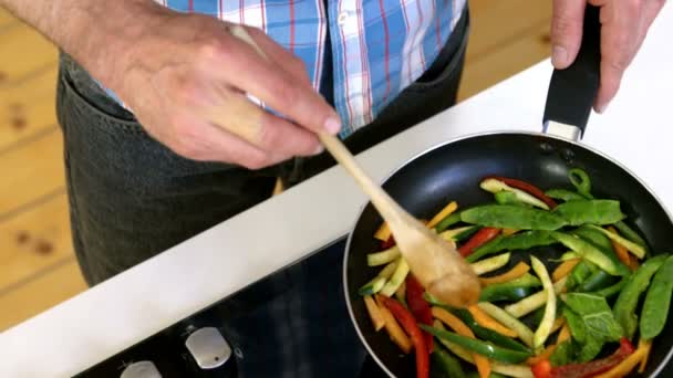 Hombre cocinar verduras — Vídeo de stock