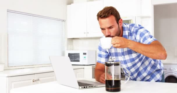 Mann trinkt Kaffee — Stockvideo