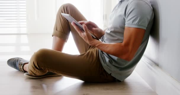 Hombre guapo usando tableta — Vídeos de Stock