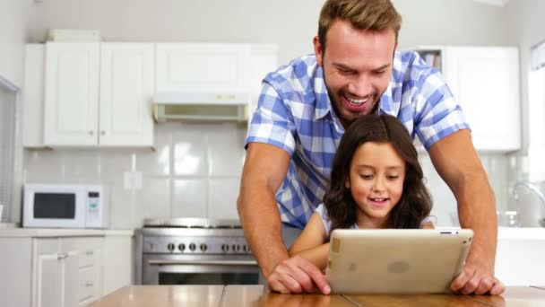 Familia está buscando su tableta — Vídeo de stock