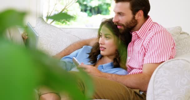 Casal com tablet de computador — Vídeo de Stock