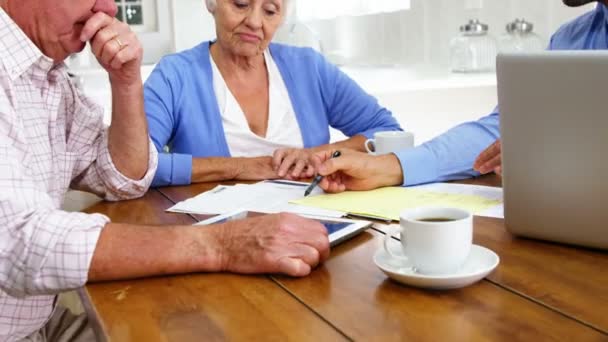 Couples âgés lisant certains contrats — Video