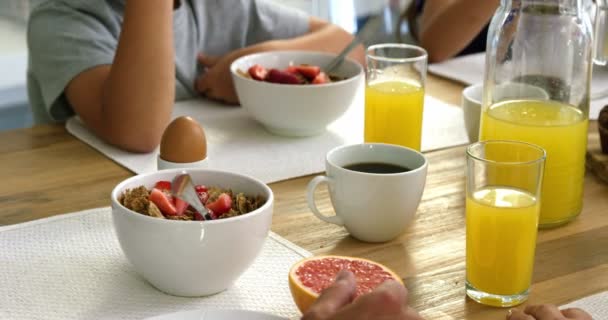 Boldog család reggelizik — Stock videók
