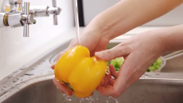 Женщина стирает сладкий перец — стоковое видео
