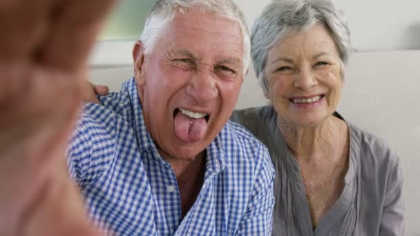 Pareja mayor tomando selfie — Vídeos de Stock