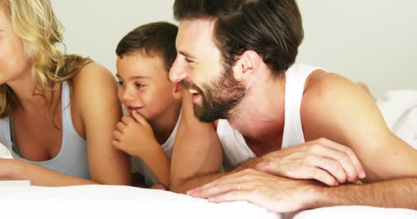 Familie glimlachen en op zoek naar een laptop — Stockvideo