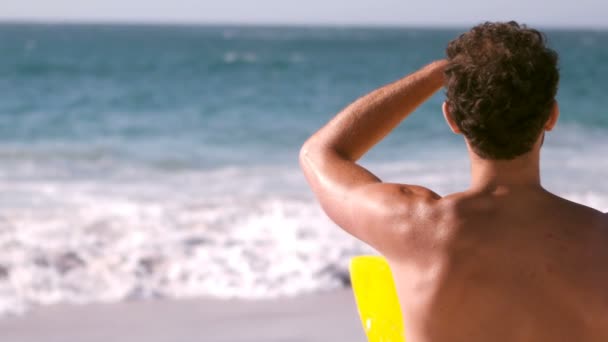 El hombre está mirando el mar — Vídeo de stock