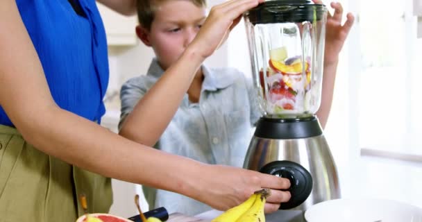 Lun e hijo preparando jugo — Vídeos de Stock