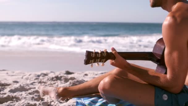 Mann spielt mit seiner Gitarre — Stockvideo