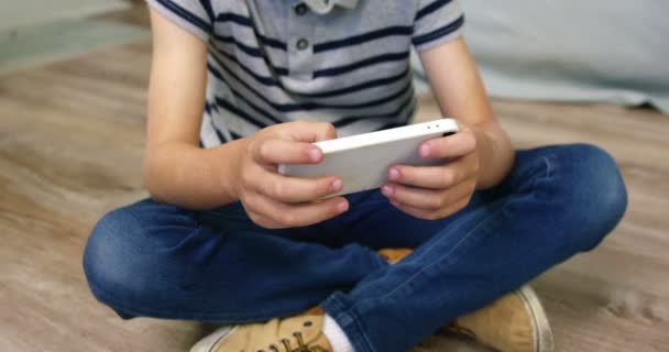 Menino jogando jogos no smartphone — Vídeo de Stock