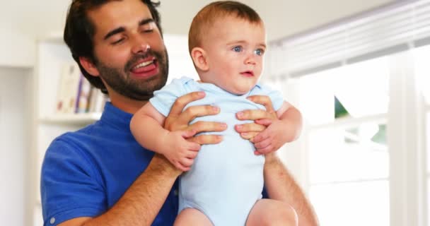 Glücklicher Vater beim Spielen mit seinem Baby — Stockvideo