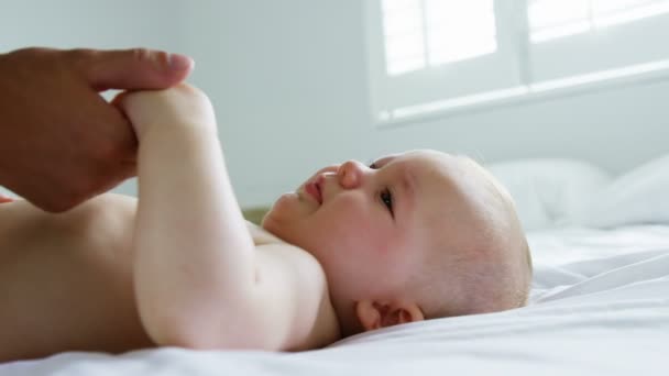 Padre está hablando con su bebé — Vídeos de Stock