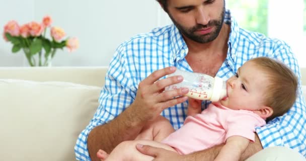 Pai alimentando seu bebê — Vídeo de Stock
