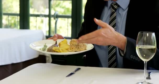 Hombre frustrado sosteniendo un plato de comida en el restaurante — Vídeos de Stock