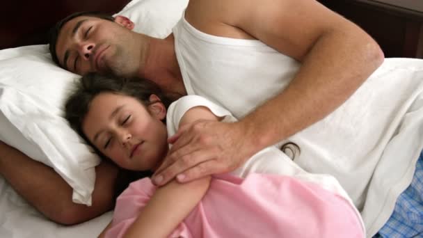 Papá y su hija durmiendo — Vídeo de stock