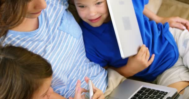 Anne ve çocukları bilgisayar arıyorum — Stok video