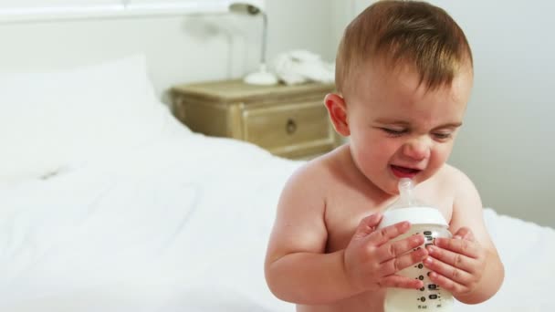 A baby is drinking his feeding bottle — Stock Video