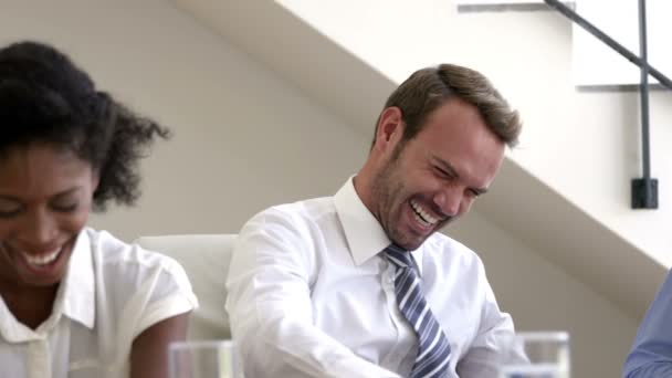 Üzleti emberek nevetve — Stock videók