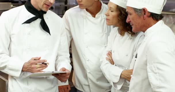 Team van chef-kok voorbereiding van de service — Stockvideo