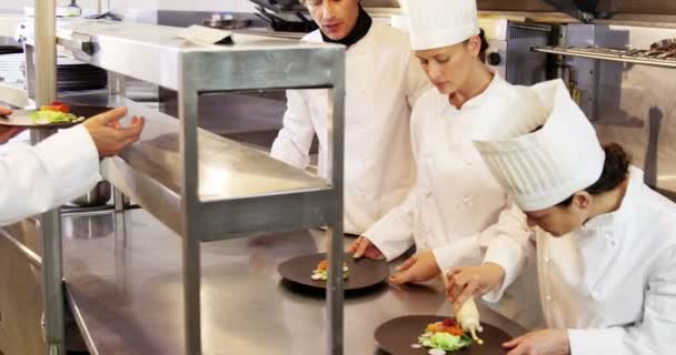 Equipe de chefs preparando alimentos — Vídeo de Stock