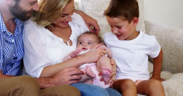 Милая семья с ребенком на руках — стоковое видео