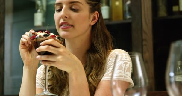 Mujer de negocios comiendo un desierto — Vídeo de stock