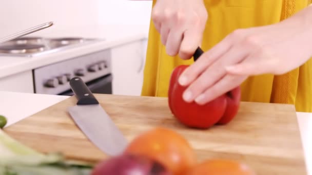 Mujer tallando pimiento dulce — Vídeos de Stock