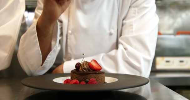 Gourmet kock Matlagning Chokladtårta — Stockvideo